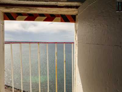 Ma le meraviglie non finiscono qui: � arrivato il momento di assistere allo spettacolo che si gode da qui su. Una porticina conduce infatti al terrazzino che circonda la torre, dal quale possiamo ammirare Bari e il suo mare, quasi fossimo in volo su di essi